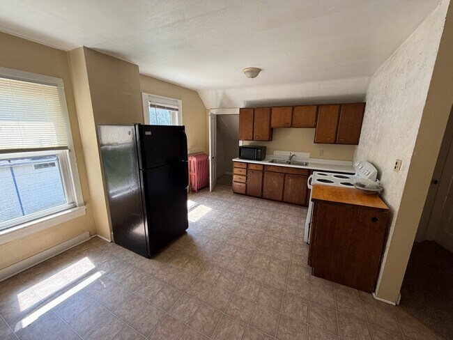 140 E 1st St Unit 2 Upper