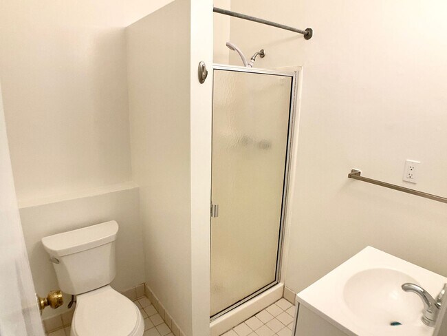 Photo - RENOVATED and Private. DISHWASHER, ON-SITE LAUNDRY, HARDWOOD! Unidad #12
