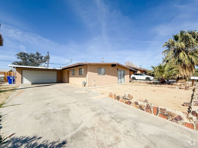 Building Photo - 29 Palms Home with Garage