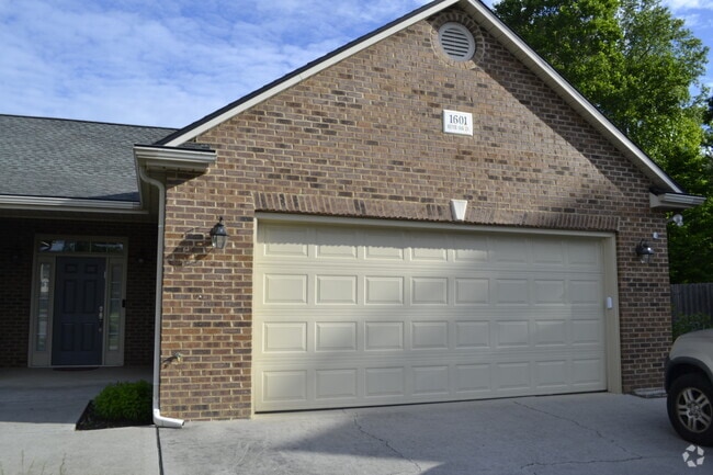 Building Photo - 1601 Silver Oak Ln Rental
