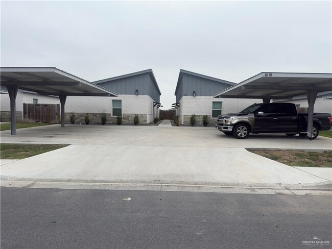 Building Photo - 10 Playa Dr Unit 1