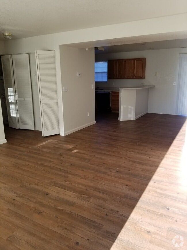 Building Photo - 3 bedroom 2.5 bathroom town house for rent