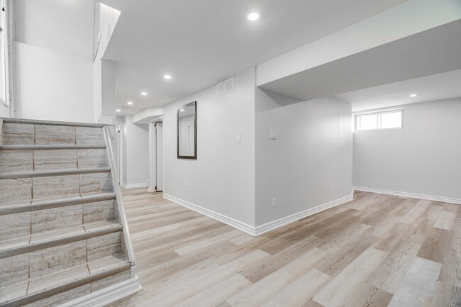 Building Photo - 514 Charlotte St Unit Lower