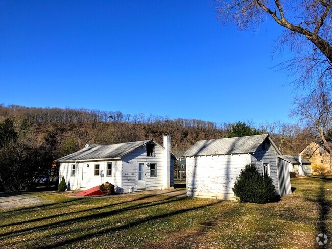 Building Photo - Cottage by the water, laundry, parking, ma... Rental