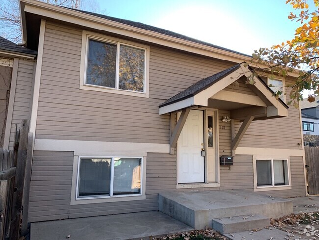 Building Photo - STUDENTS WELCOME! 4 Bed 2 Bath House 1 Blo...