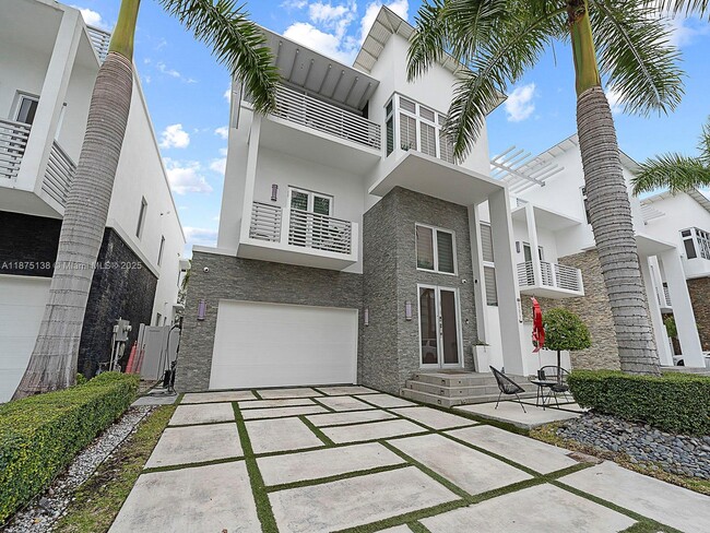 Building Photo - 8271 NW 34th St Rental