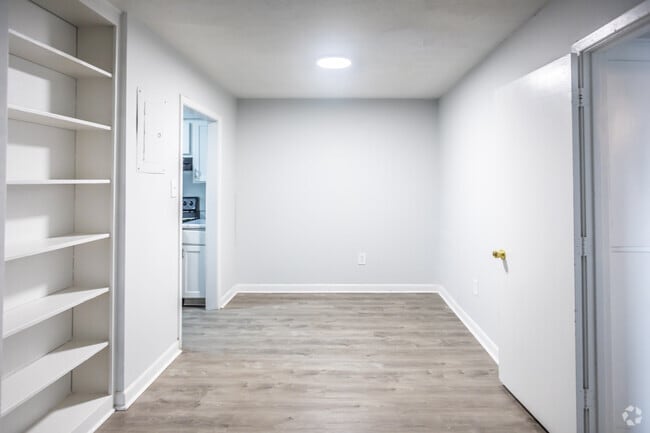 2 BR, 1 BA - 936SF