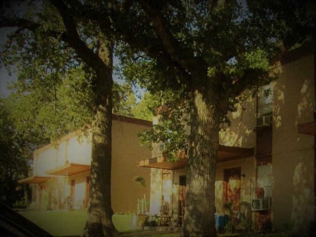 Newly renovated townhomes - Shady Oaks Townhomes