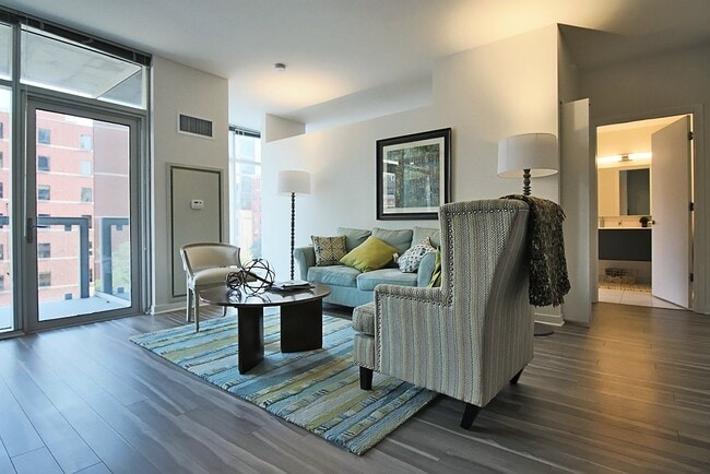 Photo - 802 N La Salle Dr