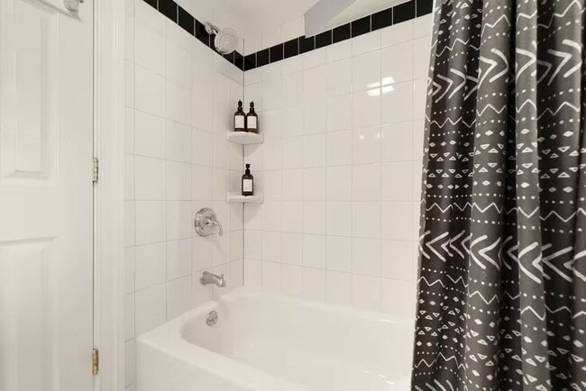 Photo - 637 Keefer Pl NW