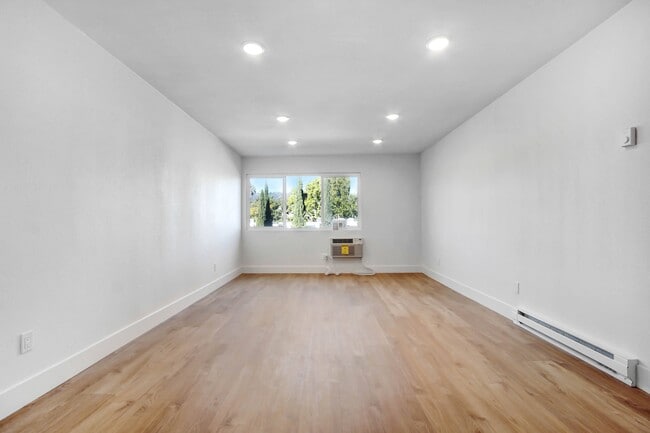 Photo - 930 N Martel