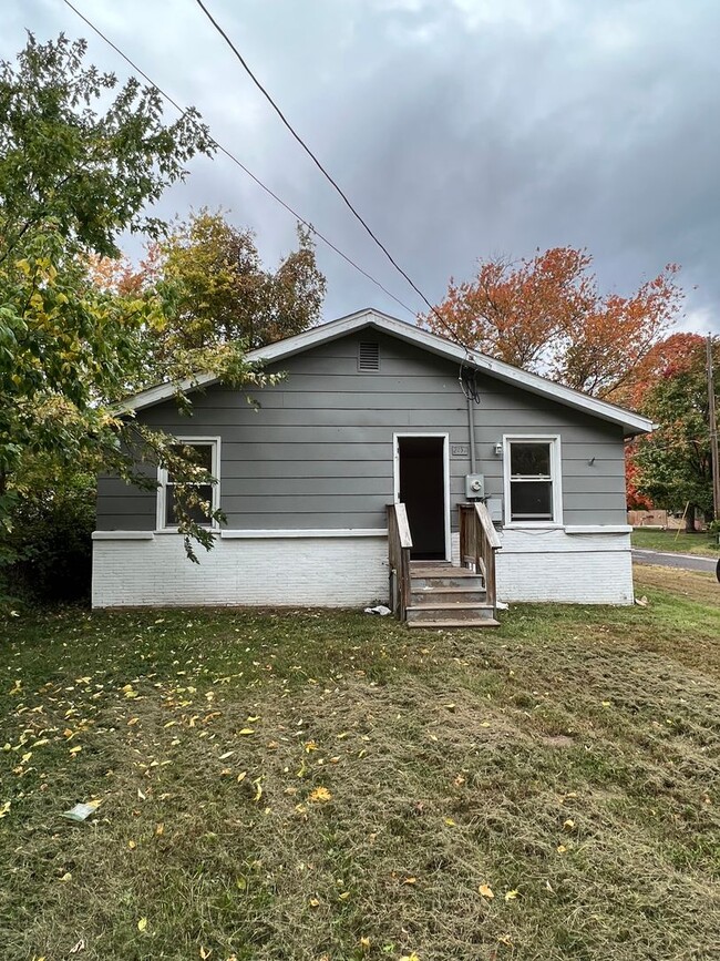 Building Photo - Rent this 2 Bedroom house with a 1 car garage.