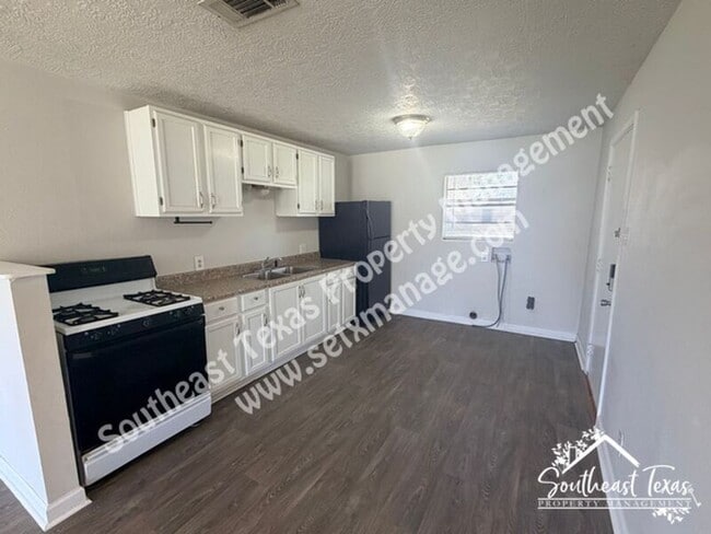 Photo - 977 Center St