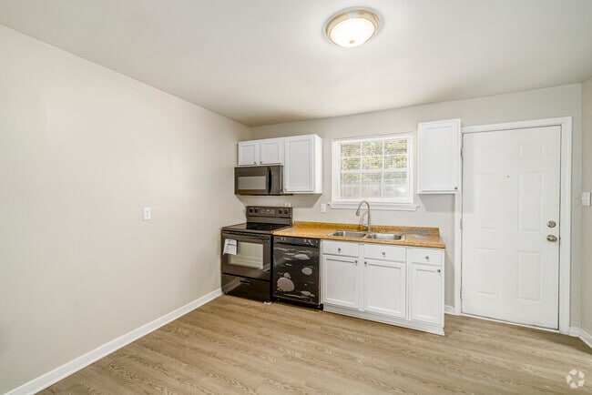2BR, 1.5BA - 1,034SF - Kitchen