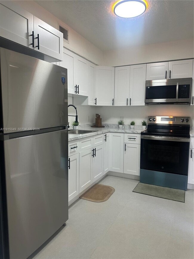 Building Photo - 500 NW 24th Ave Unit 27