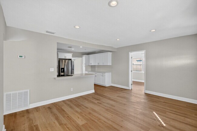 Photo - 541 40th Ave NE