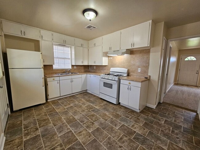 Photo - (3) Bed/(1) Bath in Core Norman Avail NOW!