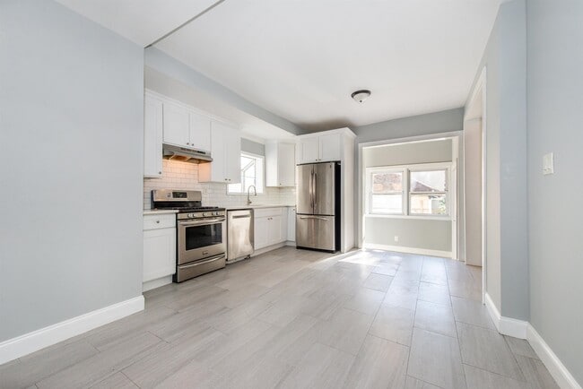 Photo - 894 AVENUE C Unit 2