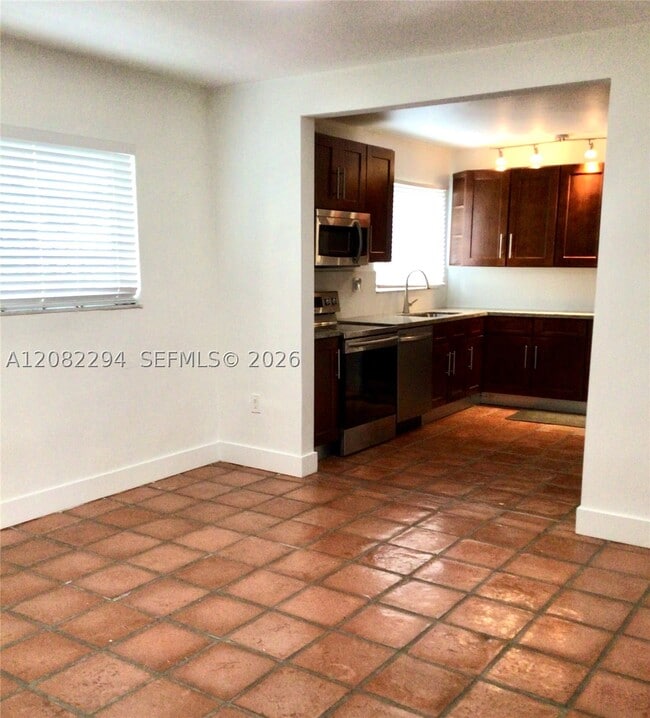 Building Photo - 401 Coral Wy Unit 309