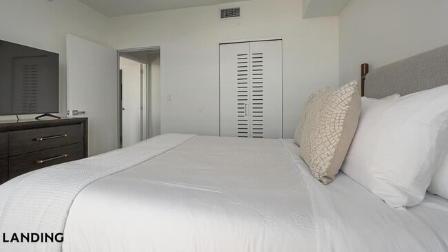 Photo - 1025 E 25th St Unidad 605