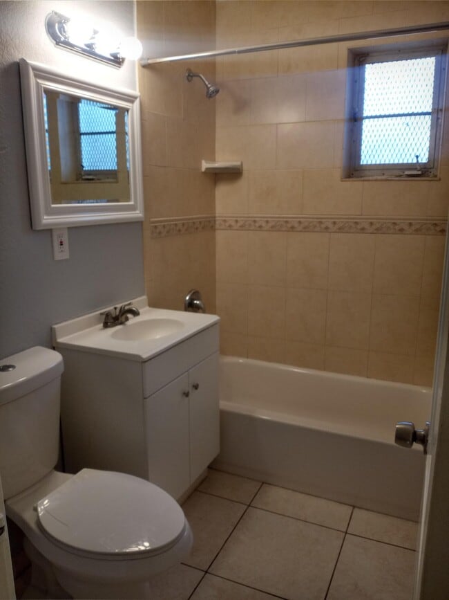 Photo - 522 W 3rd St