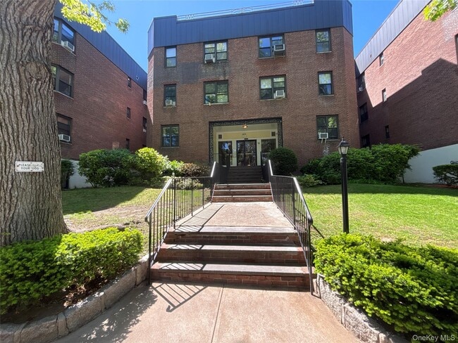 Building Photo - 12 Welwyn Rd Unit 2P