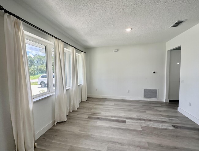 1370 Cogan Dr