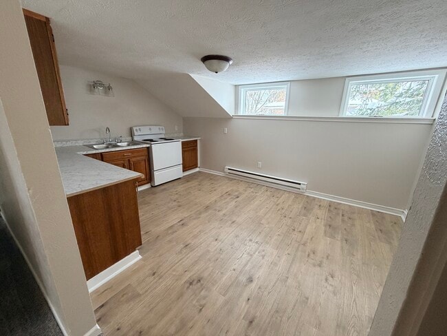 Photo - 118 W Grove St