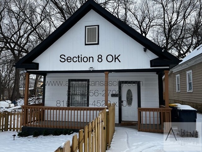 Building Photo - Beautifully Updated Home! Fenced! Vouchers OK!