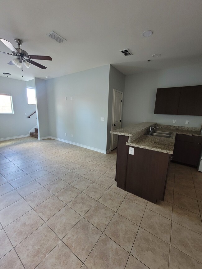 Building Photo - 201 S 5th St Unit 07