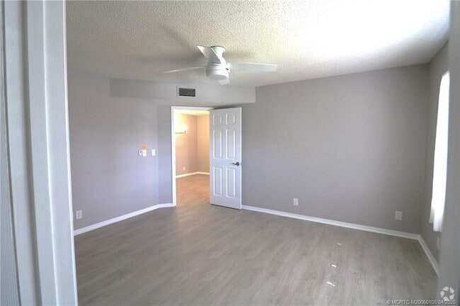 Building Photo - 301 SW South River Dr Unit 203 Rental