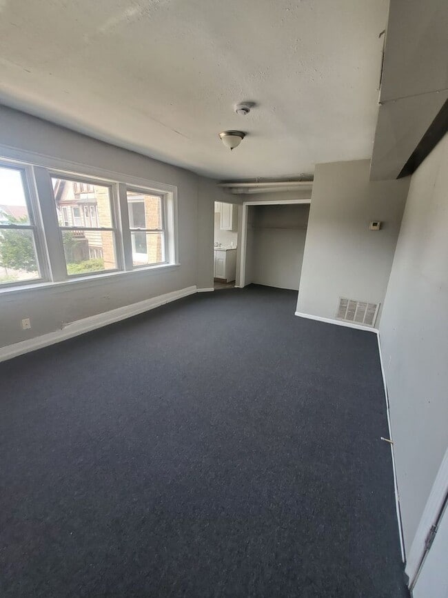 Building Photo - 2214-2220-2220 W Hopkins St Rental