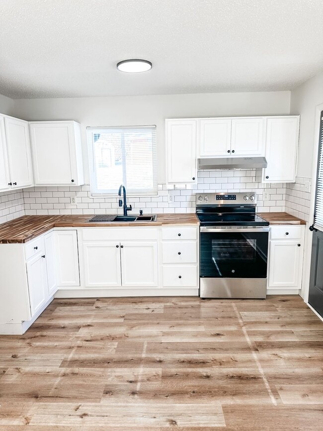 Photo - 1719 Hazen St