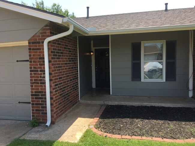 Photo - 3 Bed/2 Bath Home with Additional Space -- Available for Scheduling Showings Now!