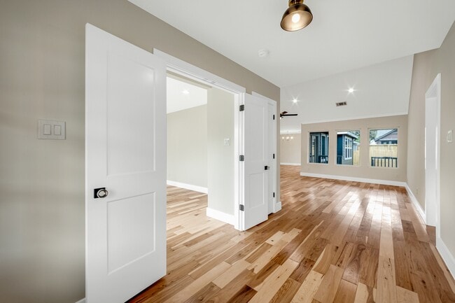 Photo - 403 Moody St