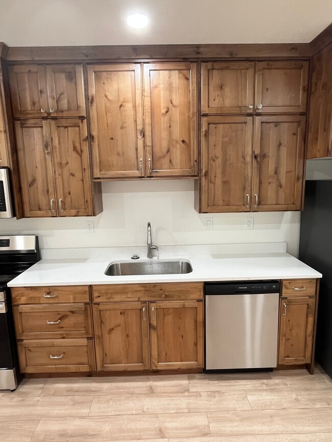 Photo - 818 W Mnr Crst Ln