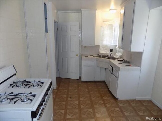 Photo - 18708 Shaftsbury Ave