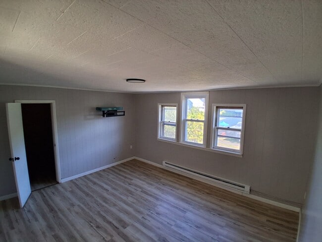 Building Photo - 65-67 Railroad Street Unit 4