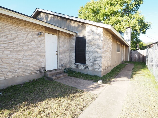 Building Photo - 1012 Fieldwood Dr Unit B