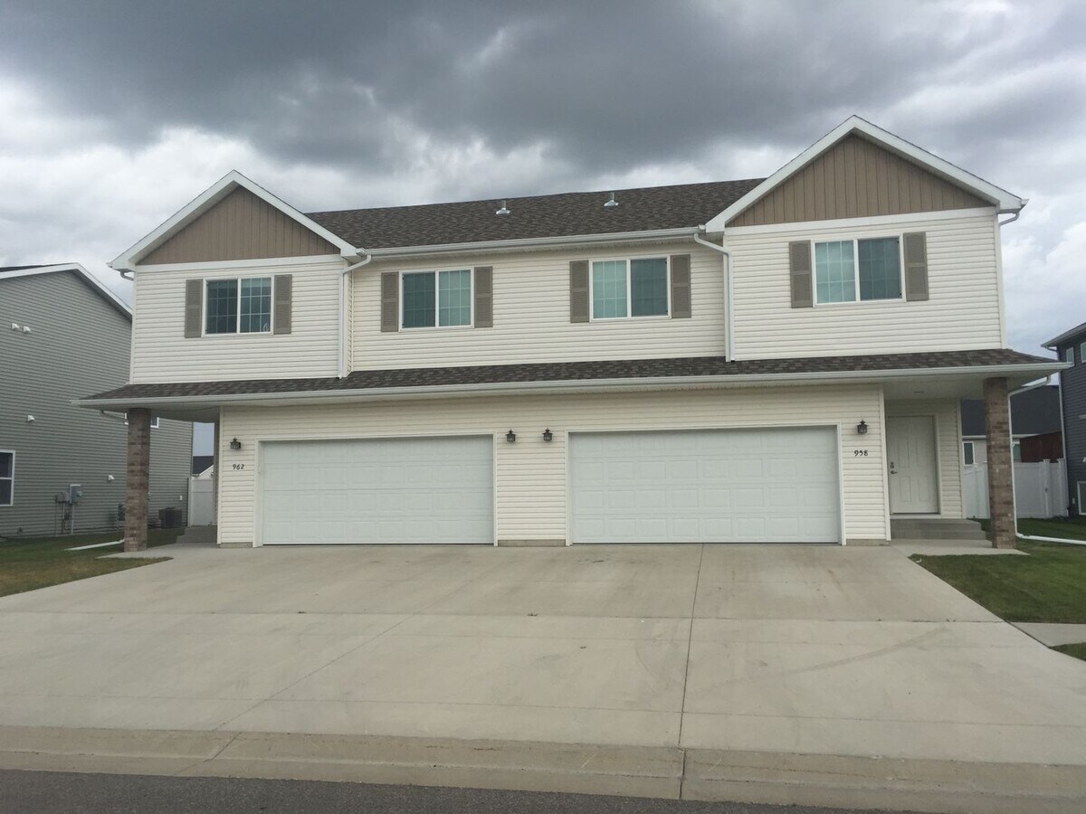 3 Bed 3 Bath Twin Home - 3 Bed 3 Bath Twin Home