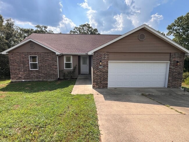 Building Photo - LARGE 4/3 with so much to offer! Waynesvil... Rental