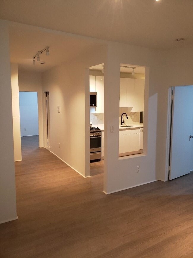 Building Photo - 135 Van Wagenen Ave Unit 4B