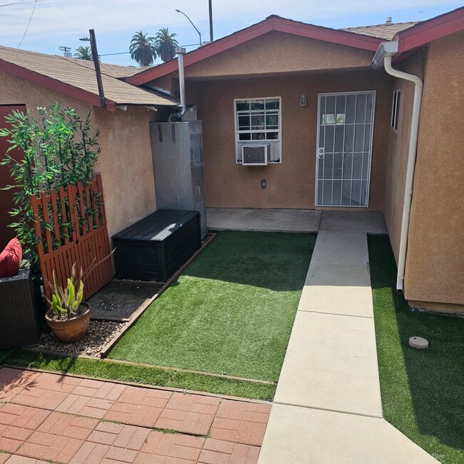 Building Photo - 1540 W 58th St