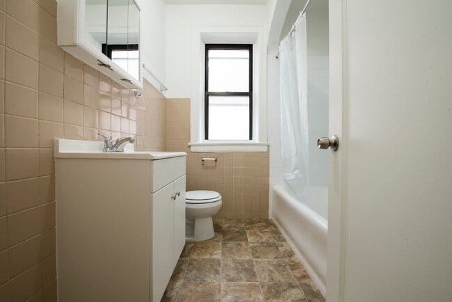 Photo - 7701 S Yates Blvd Chicago, IL 60649