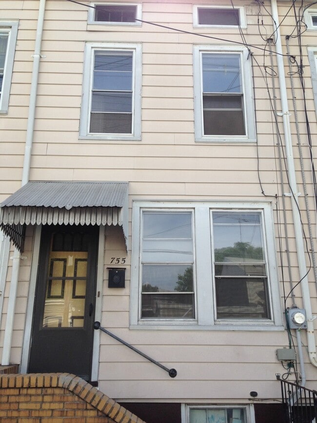 Building Photo - Great Home!! Spacious Living Area! Back Yard and Deck! Washer/Dryer Hook-Ups!