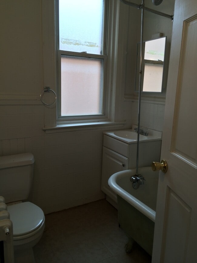 Photo - Spacious 3 Bedroom Apartment in East York City SD