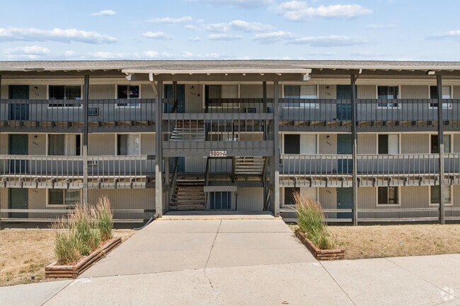 Vista alternativa del edificio - Bear Valley Village Apartments