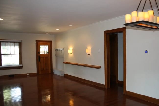 Photo - 810 E 1st St