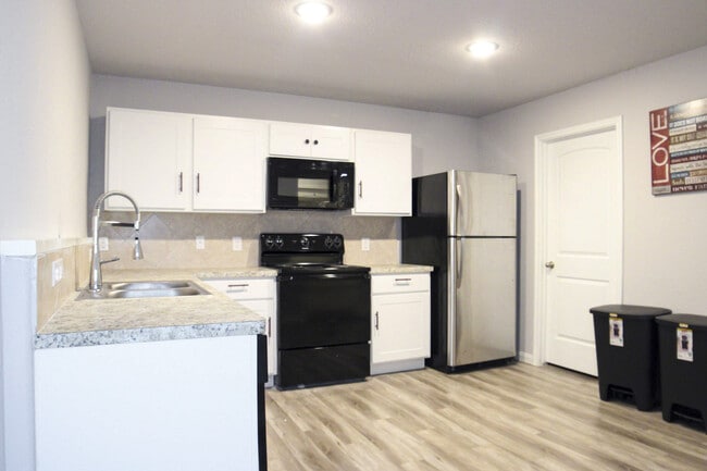 Building Photo - 228 S Algeria St Rental