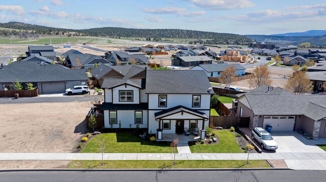 Building Photo - 1008 NE Whistle Way